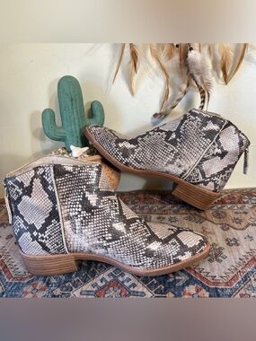 Dolce Vita Brown Tan Python Snake Reptile Print  Zip Back Ankle Boots